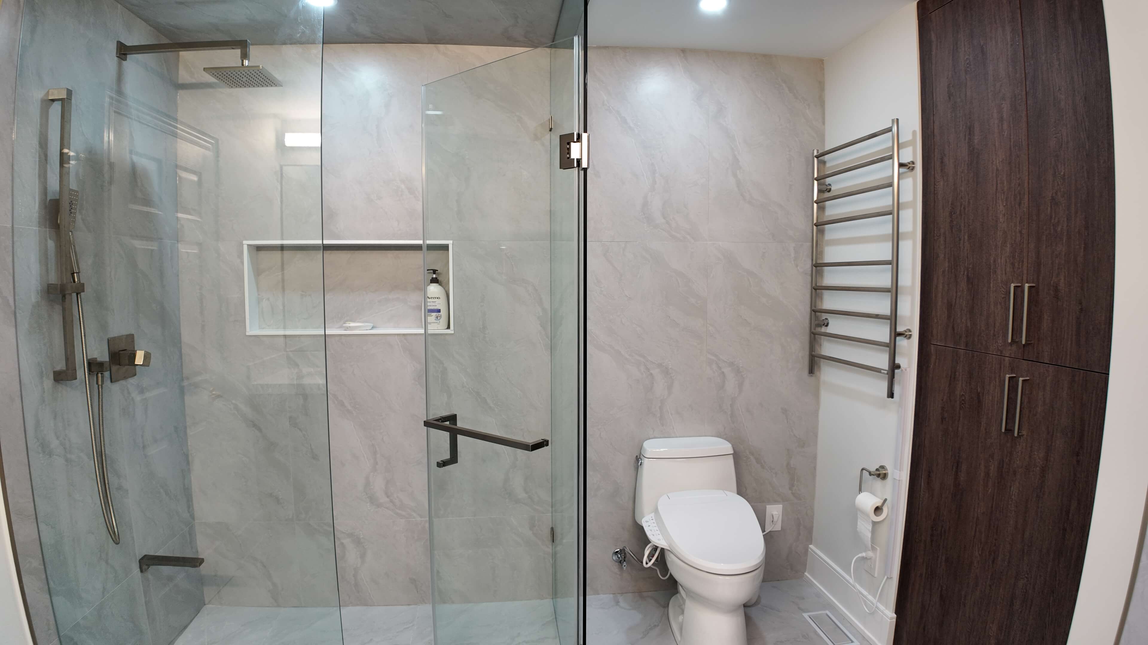 Perry — Master bathroom detail